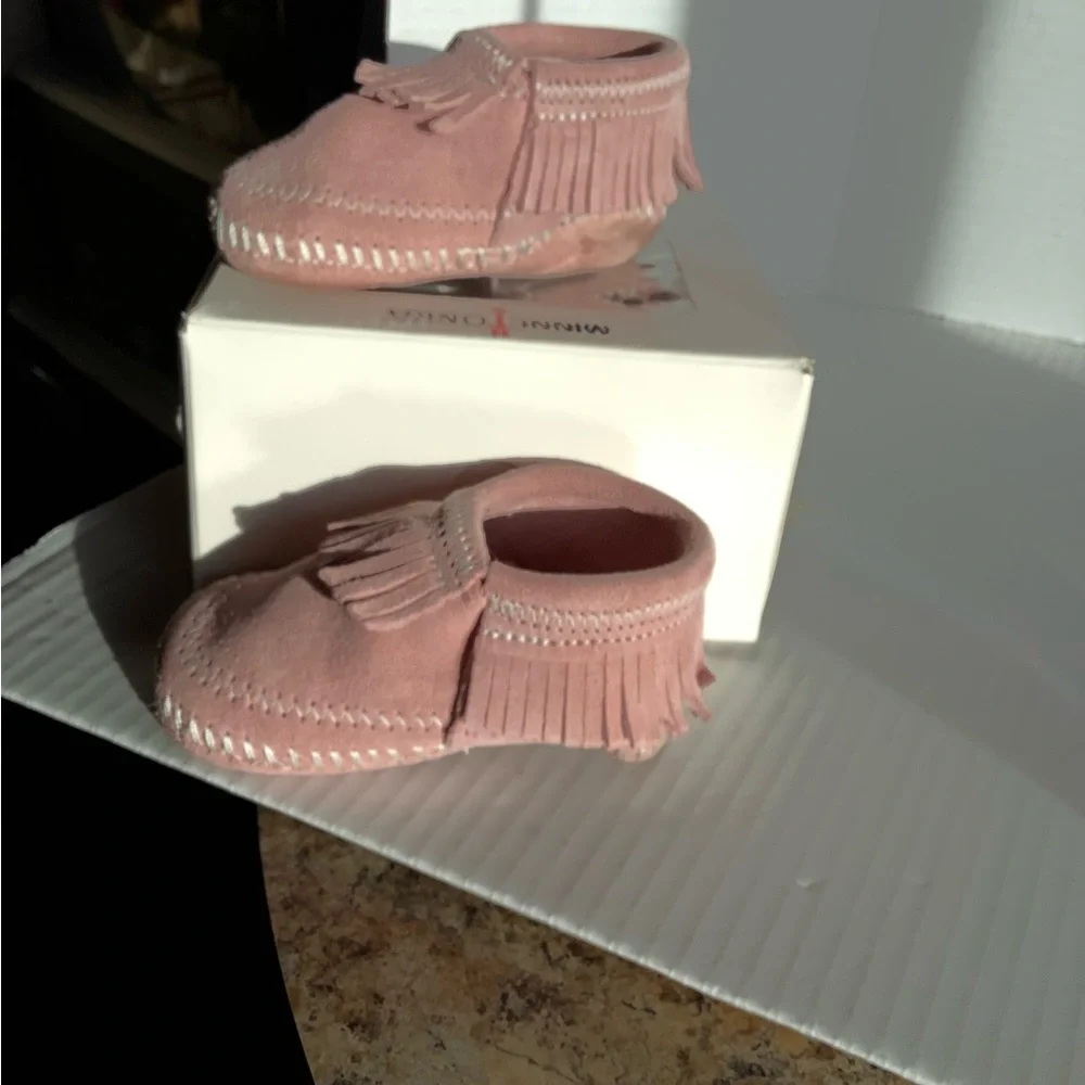 Minnetonka Baby Moccasins Size 3 leather, pink